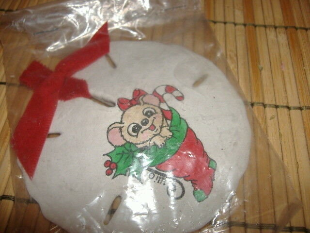 Vintage Sand Dollar Ornament Mouse w/ Stocking. Folk Art Seaside Coastal Xmas NIP